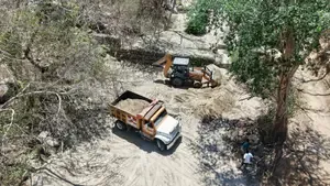  Trabajos de desazolve en gaviones de la calle Colorín