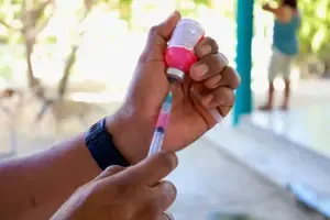 Avanza la Campaña de Vacunación Antirrábica en Barrio Guarumbo 