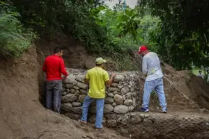 Avanza instalación de gaviones en el Sector H3