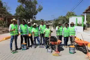  Trabajos de limpieza y pintura de guarniciones en la colonia La Gradera