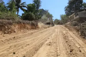 Continúan trabajos de rastreo y rehabilitación de vialidades en Santa María Huatulco