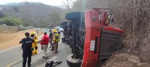  Atención oportuna ante volcadura de tráiler en la carretera federal 200
