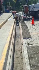 Continúan trabajos de desazolve en el estacionamiento de la playa La Entrega