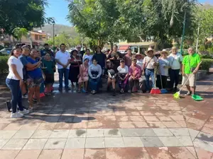 Trabajos de limpieza en el Parque Central, La Crucecita