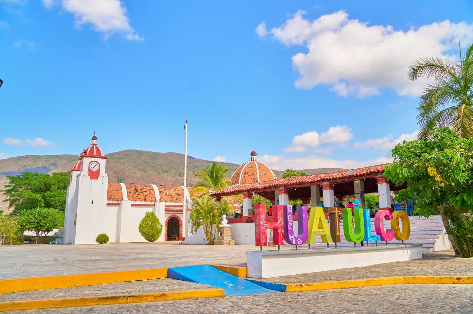 Plaza principal de Santa María Huatulco, con el templo, el kiosco y las letras de colores de Huatulco